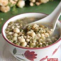 綠豆薏米芡實粥的做法