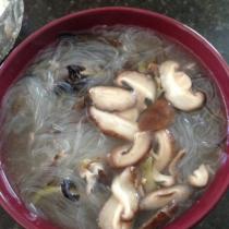 蘑菇粉絲湯的做法