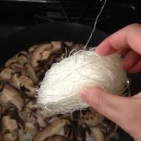 蘑菇粉絲湯的做法圖解4