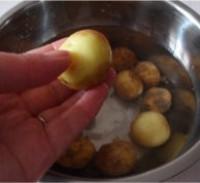 菠蘿醬汁咕嚕土豆球的做法圖解3