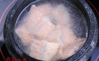 石鍋三文魚豆腐湯的做法圖解2