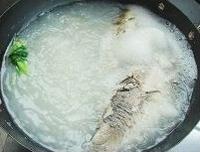 奶白鯽魚薏米湯的做法圖解4