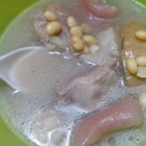 滋養清熱雪梨黃豆豬手湯的做法