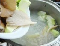 絲瓜蘑菇排骨湯的做法圖解3
