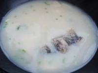 奶白鯽魚豆腐湯的做法圖解5