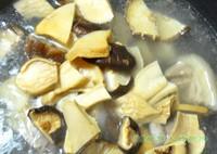 黑豬蹄膀菌菇湯的做法圖解5