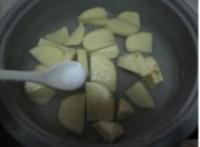 土豆臘肉燉火鍋的做法圖解2