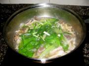 袖珍菇生菜湯的做法圖解6