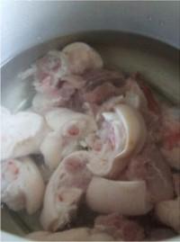蘿卜豬蹄腐竹湯的做法圖解1