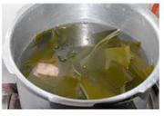 乾貝海帶排骨湯的做法圖解4