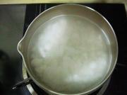 豆沙牛奶粥的做法圖解2