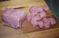豌豆豬肉土豆丁的做法圖解1