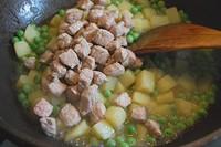 豌豆豬肉土豆丁的做法圖解9