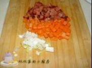 胡蘿卜臘肉飯的做法圖解2