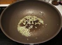日式泡菜培根炒烏冬麵的做法圖解1