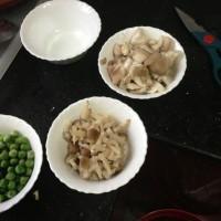 青豆菌菇鮮蝦湯的做法圖解2