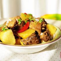 土豆花菇燉雞塊的做法