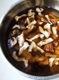土豆花菇燉雞塊的做法圖解1