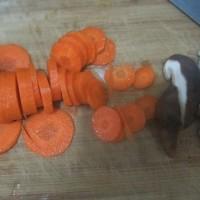 熱炒紅蘿卜香菇的做法圖解1
