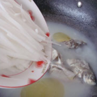 鯽魚蘿卜枸杞湯的做法圖解3
