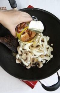 紅燒豬肉蘑菇湯的做法圖解5