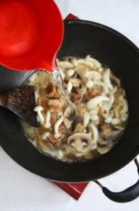 紅燒豬肉蘑菇湯的做法圖解6
