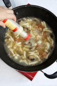 紅燒豬肉蘑菇湯的做法圖解7