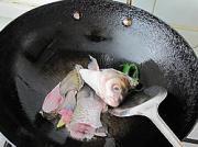 魚頭魚尾豆腐湯的做法圖解2