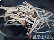 茶樹菇炒咸肉的做法圖解3