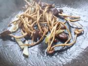 茶樹菇凍豆腐湯的做法圖解3