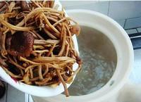 茶樹菇雞腿湯的做法圖解3