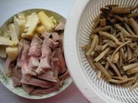 豬頸肉燒茶樹菇的做法圖解2