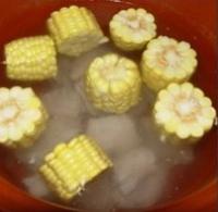 玉米排骨湯的做法圖解3