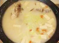 鯽魚蘿卜豆腐湯的做法圖解3