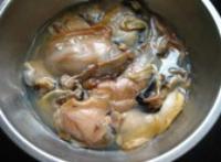 河蚌咸肉竹筍湯的做法圖解2