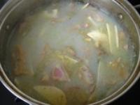 河蚌咸肉竹筍湯的做法圖解9