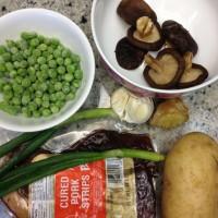 土豆青豆香菇臘肉燜飯的做法圖解2