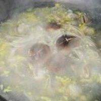 蛤蜊雙菇湯的做法圖解3