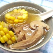 鬆茸菌玉米大骨湯的做法