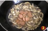 木耳溜菇肉丸湯的做法圖解2