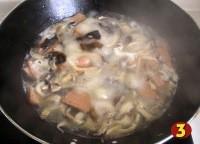 木耳溜菇肉丸湯的做法圖解3