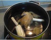 木耳鴿子湯的做法圖解2