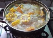 南瓜玉米排骨湯的做法圖解4