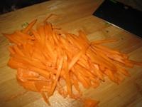 胡蘿卜芽菜湯的做法圖解3