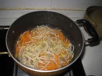 胡蘿卜芽菜湯的做法圖解6