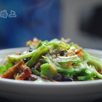 豆豉鯪魚炒苦瓜的做法