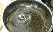 涼拌蕨根粉的做法圖解2