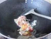 剁椒平菇炒肉絲的做法圖解2