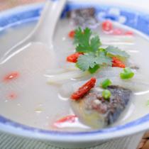 蘿卜枸杞鯽魚湯的做法