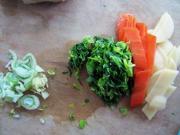 胡蘿卜芹菜葉麵條的做法圖解2